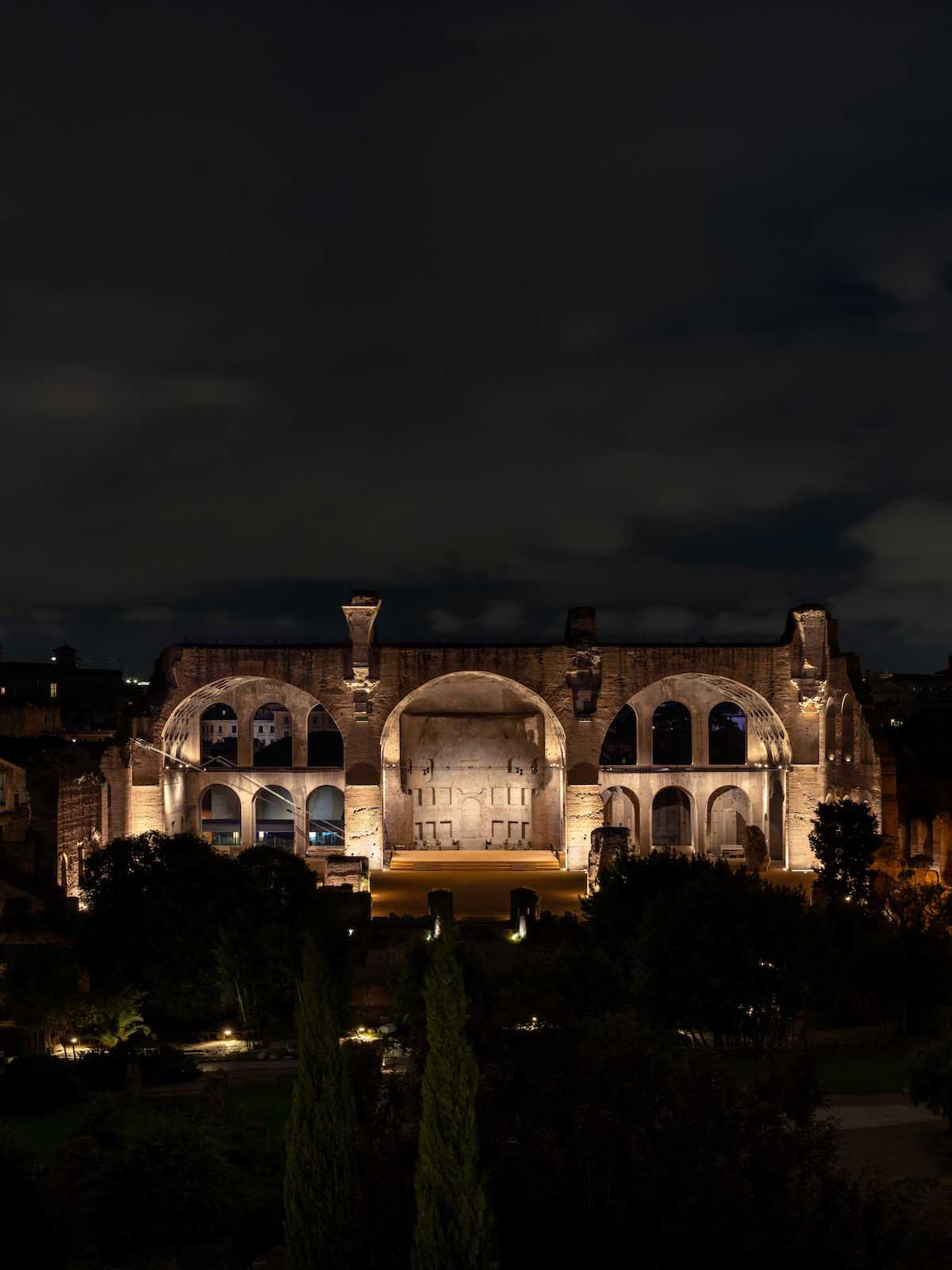 Alvisi Kirimoto creates a modern stage with the echoes of time at the Basilica di Massenzio