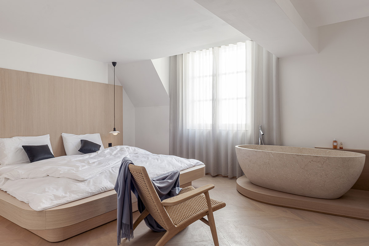 noa* converts 18th century hotel in Paris into an apartment with curved lines and scent of wood