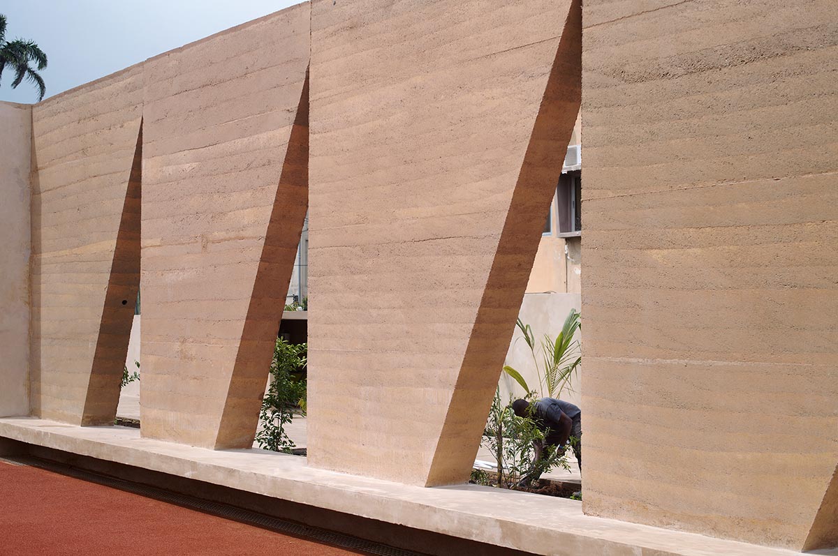 Backyard Community Club features triangular rammed earth system as a replicable prototype in Accra 