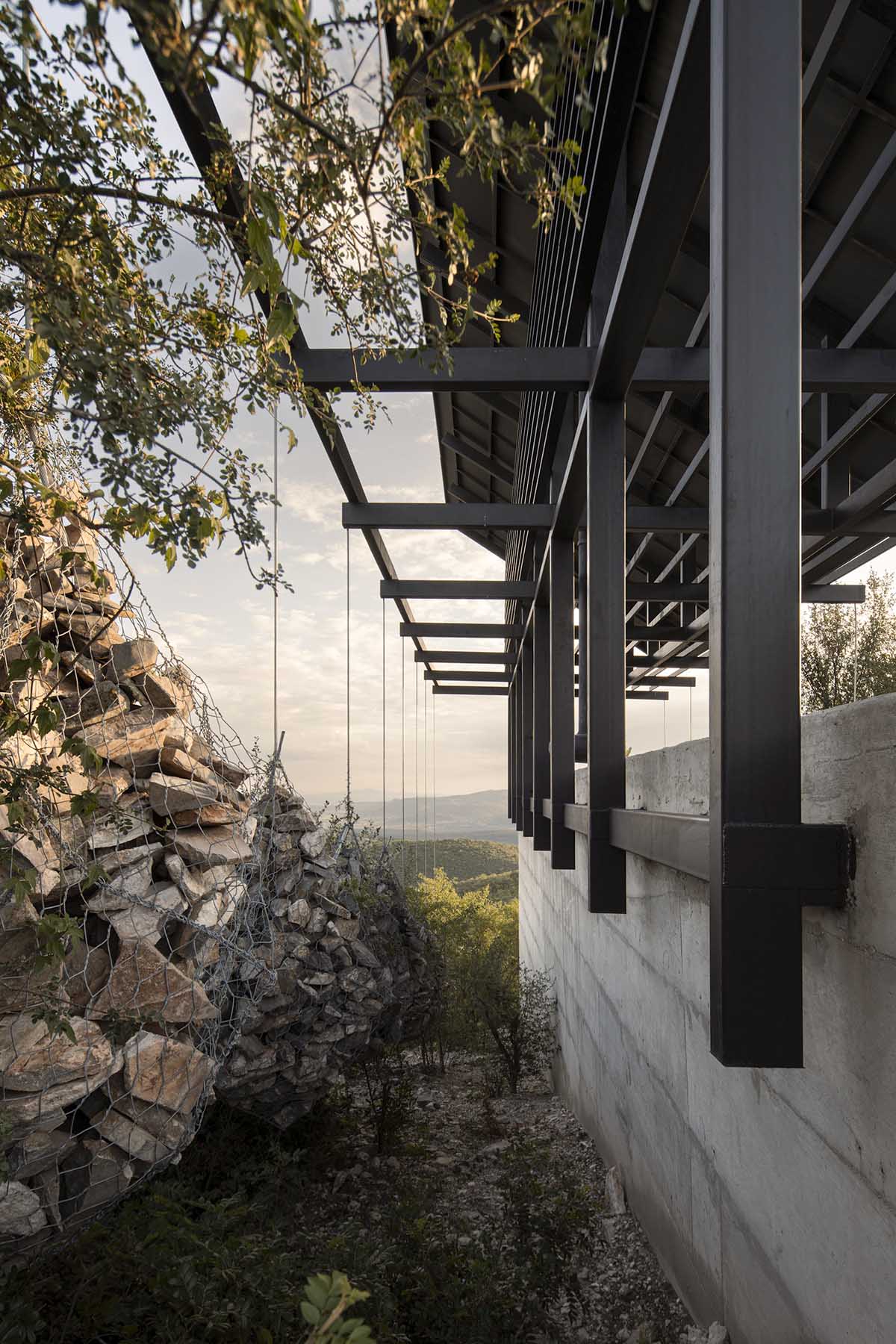 Espina Pavilion embraces structural and visual balance with minimal footprint on Mexican hills 