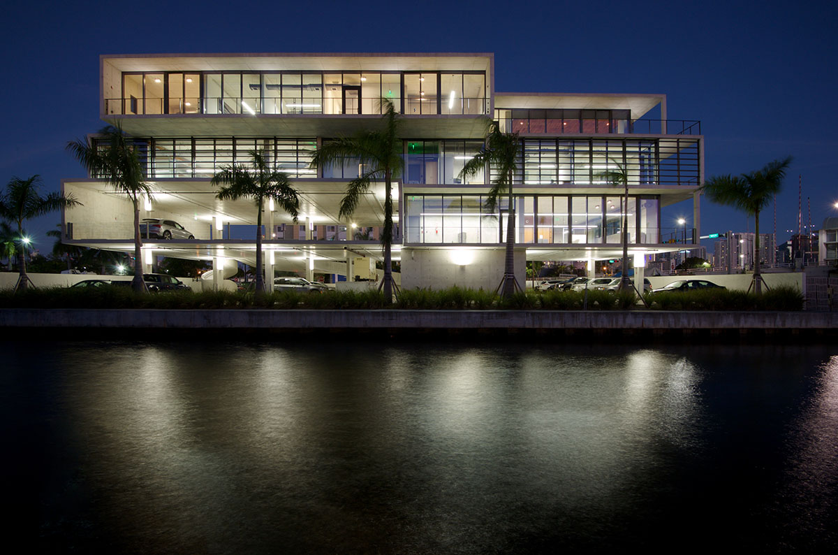 Oppenheim Architecture designs GLF Headquarters with large shifted concrete volumes in Miami river