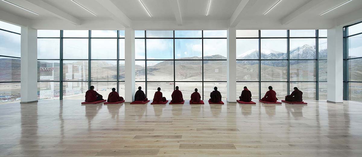 Jí Architects extends Tsenpo Museum with floating glass box overlooking snow mountains in China