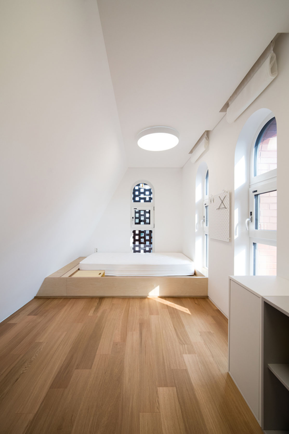 stpmj's New Five-Story House Adapts To A Narrow Plot With