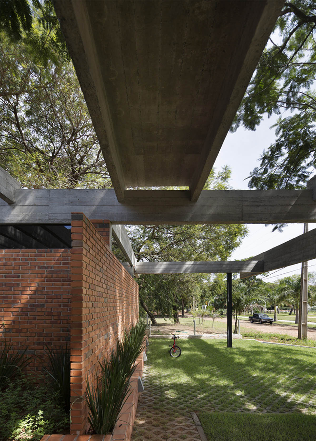 Concrete roof slabs and surfaces freely fly over this brick house in Paraguay by Culata Jovái Group