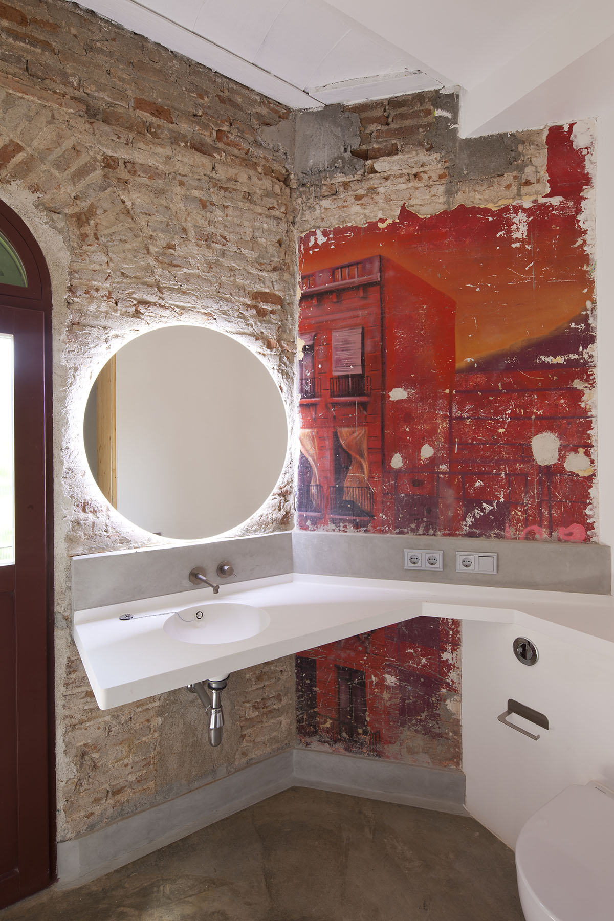 La Carboneria housing block features a dramatic courtyard with crossing beams in Barcelona 