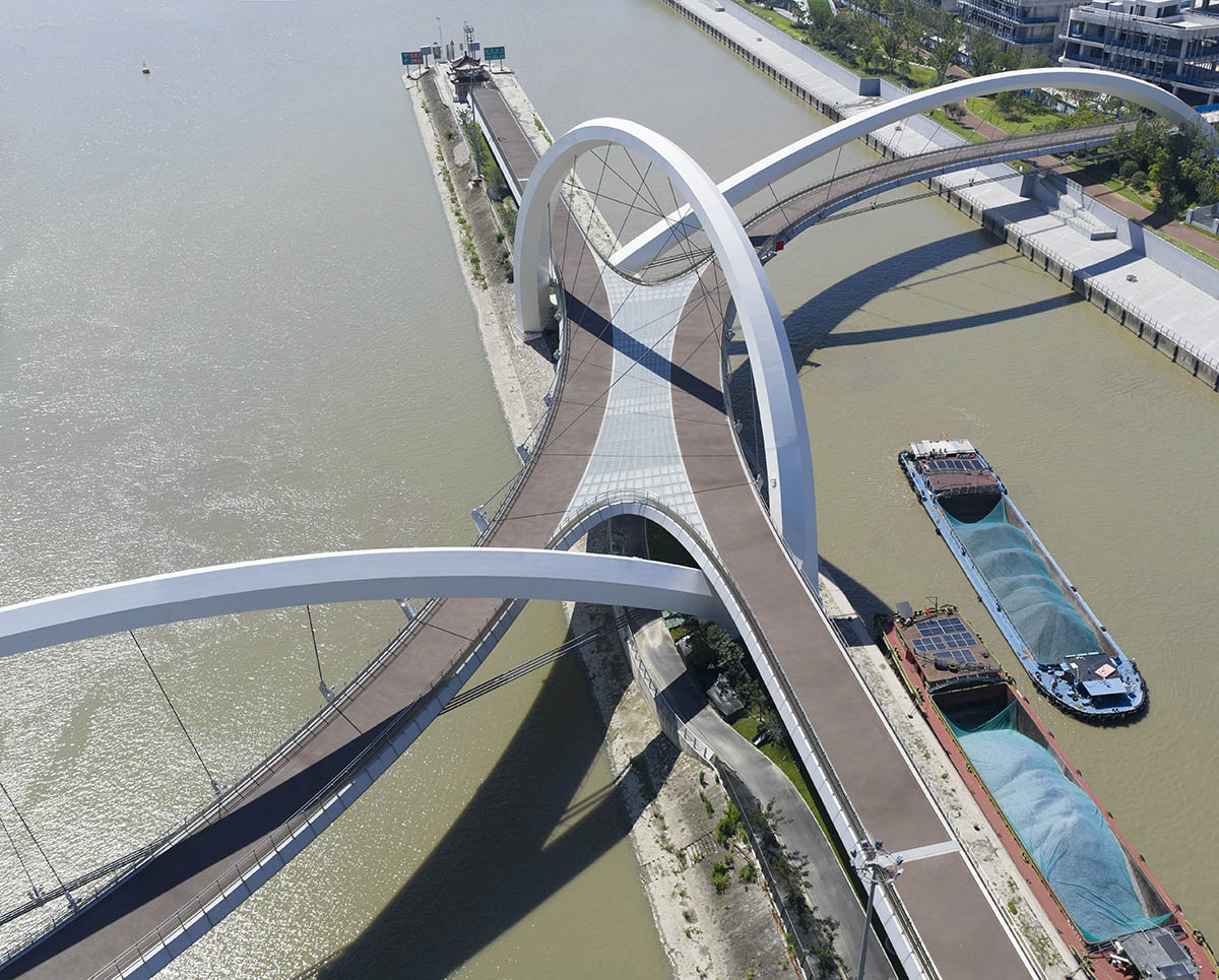 Zaha Hadid Architects reveals the silk-inspired bridge of Hangzhou with a sinuous form