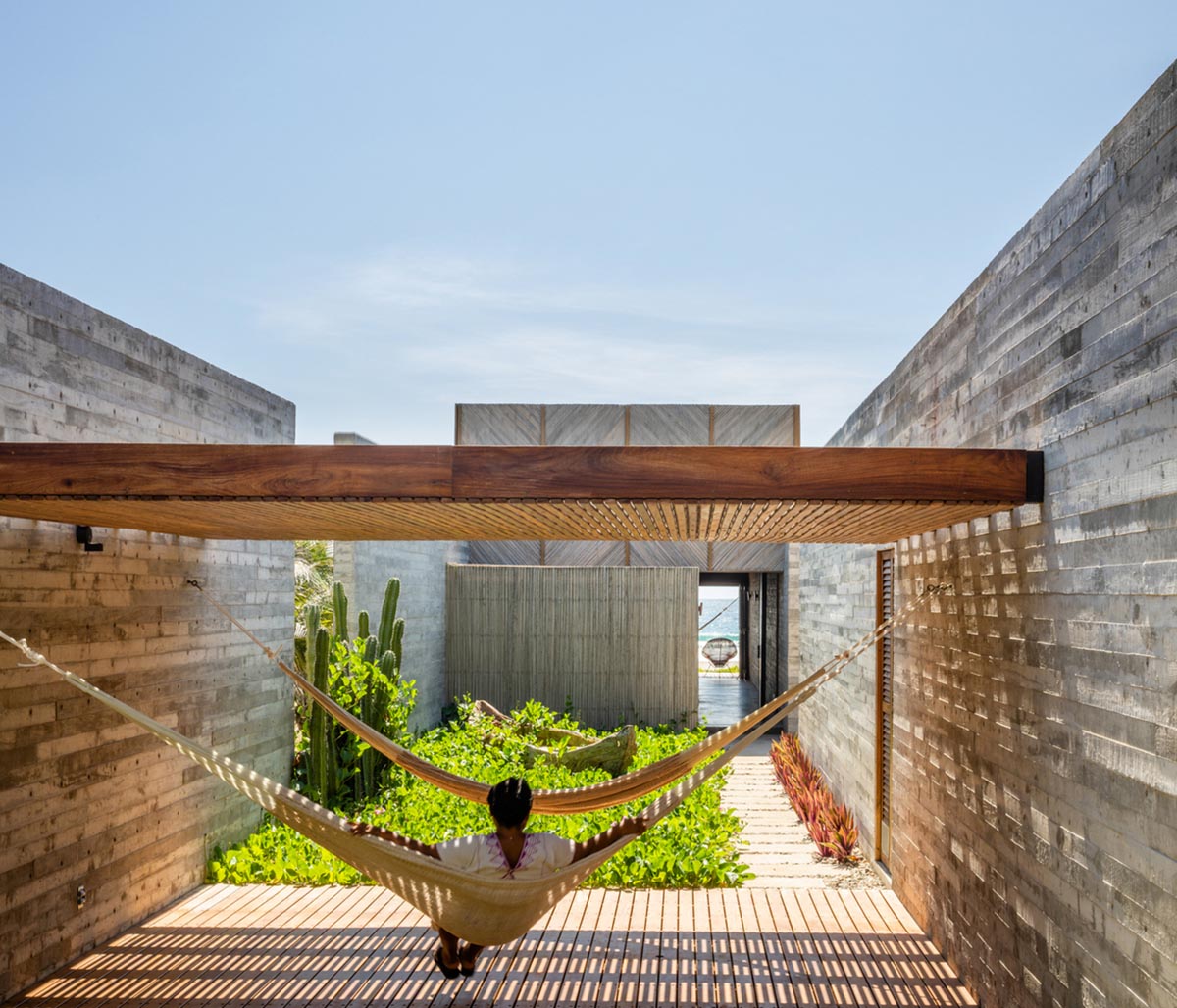 A system of parallel concrete walls forms Casa Cova with private passages designed by anonimous