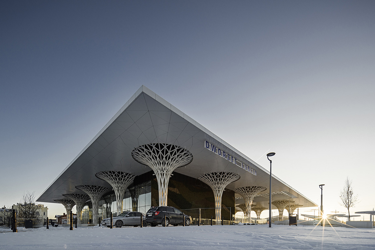 Organic tree-like columns are combined with linear canopy for Metropolitan Station in Lublin 