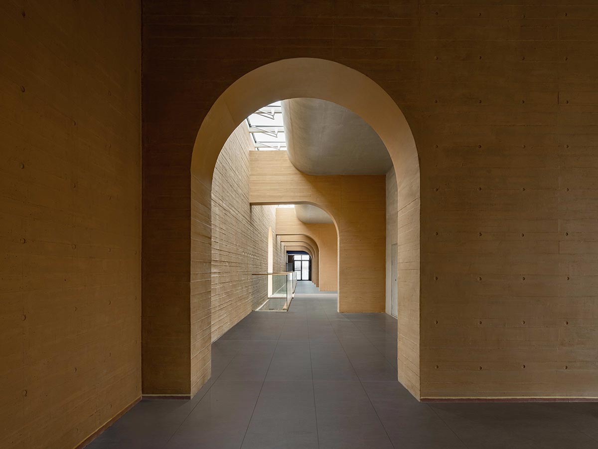 Linear placement of earth-toned walls choreographs a serene hotel by Studio A+ in China 
