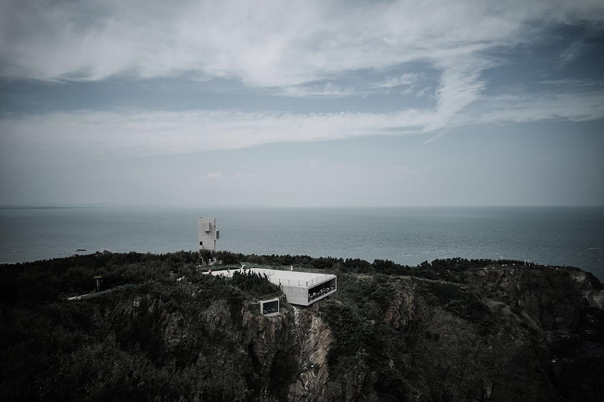 TAO built concrete cafe on a cliff as an extension of the land in China
