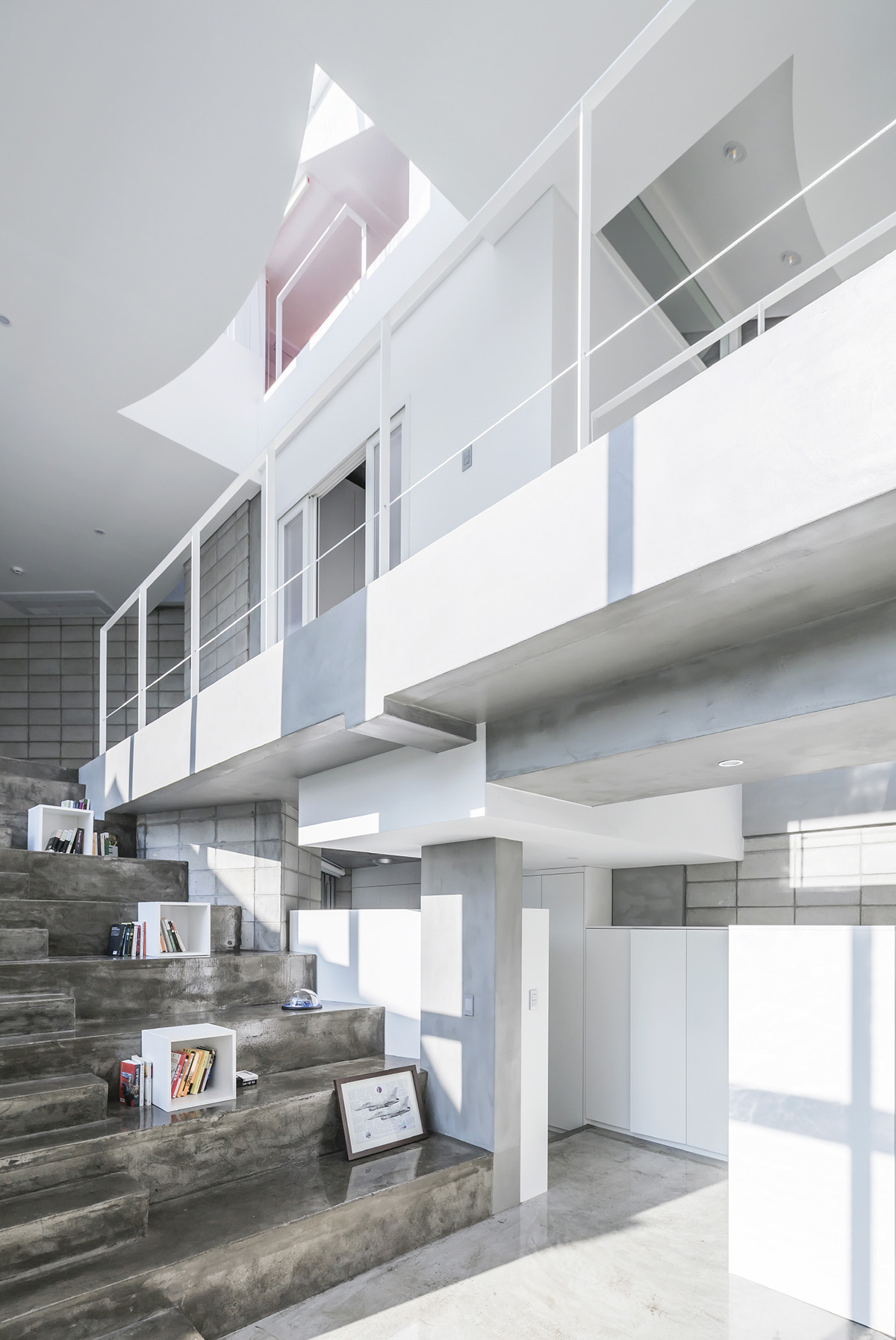 IROJE KHM Architects’ Flying House symbolizes a pilot’s daily characteristic of flight