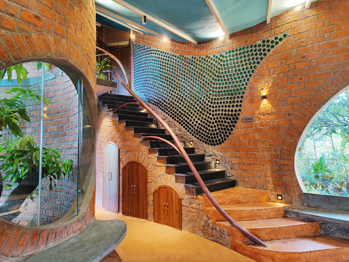 Organically-arranged brick walls form biophilic Asmalay house by Blurring Boundaries in India 