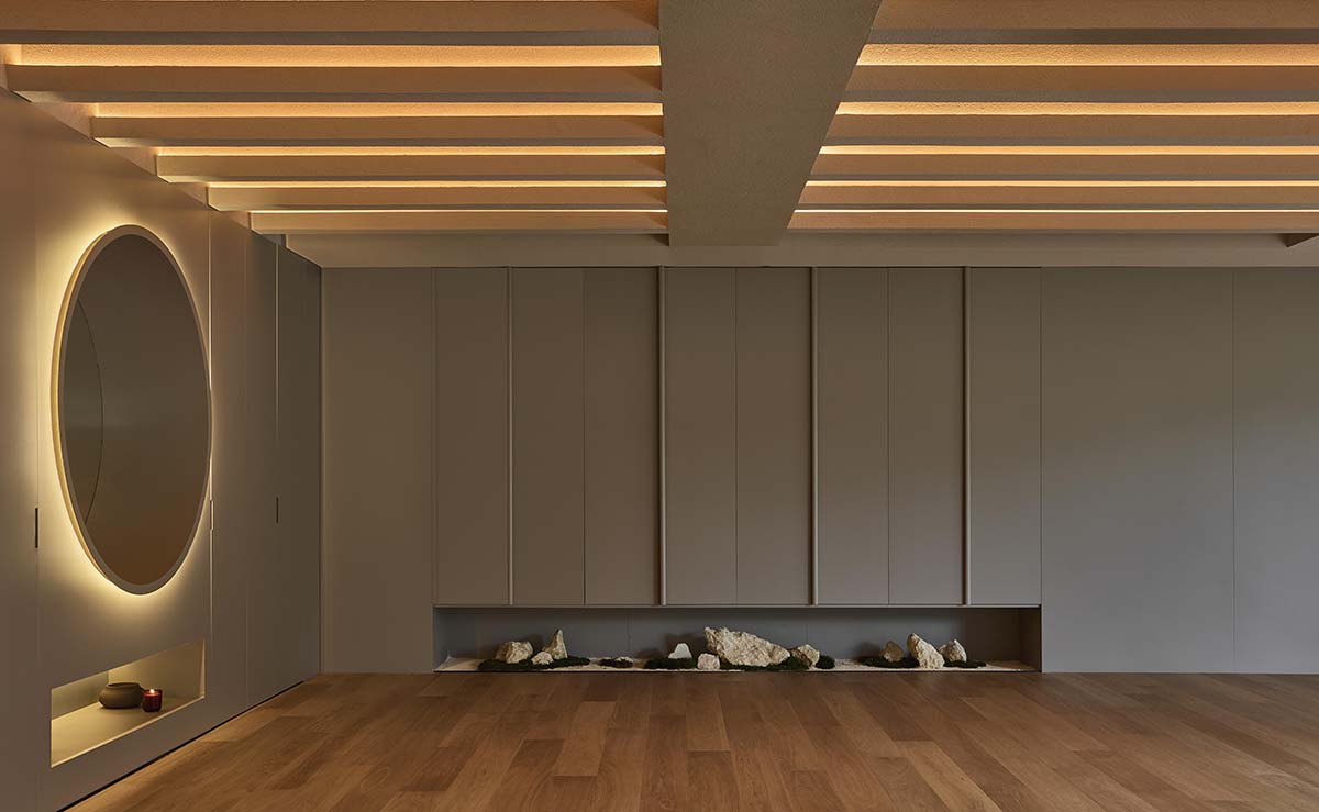 ESTUDIO DEDÓS brings soft light into the interior of a yoga studio in Colombia