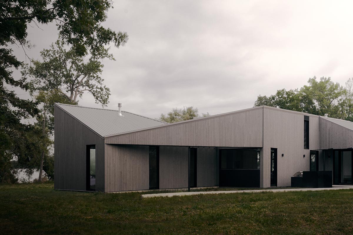 South Bay House portrays its mesmerizing surroundings with spacious windows in Ontario