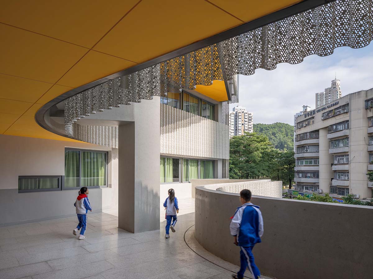 The school features large cracked slabs that serve as walls in the center of Shenzhen city