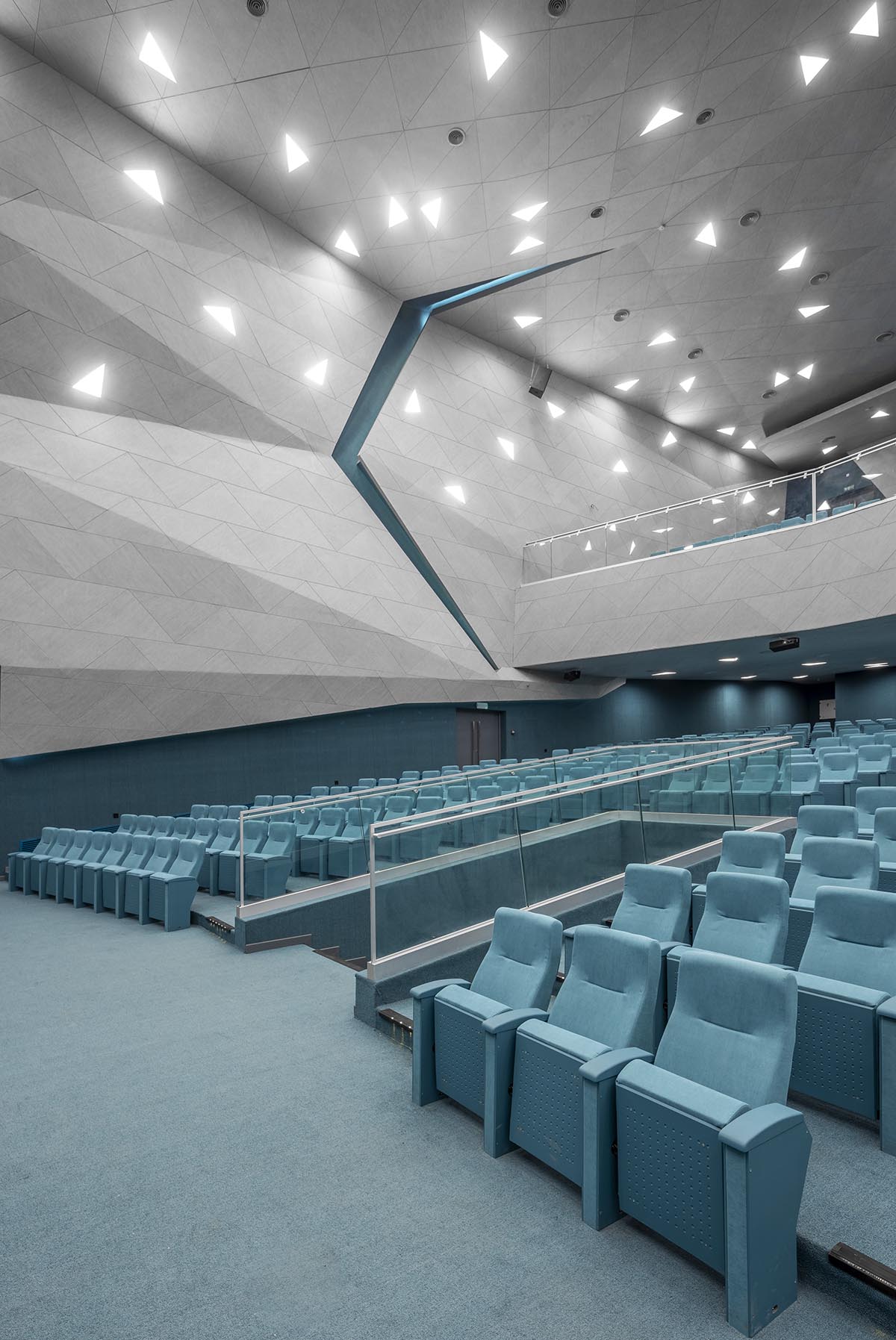 New monolithic auditorium and library at Semnan University features intricate openings and ribbons 