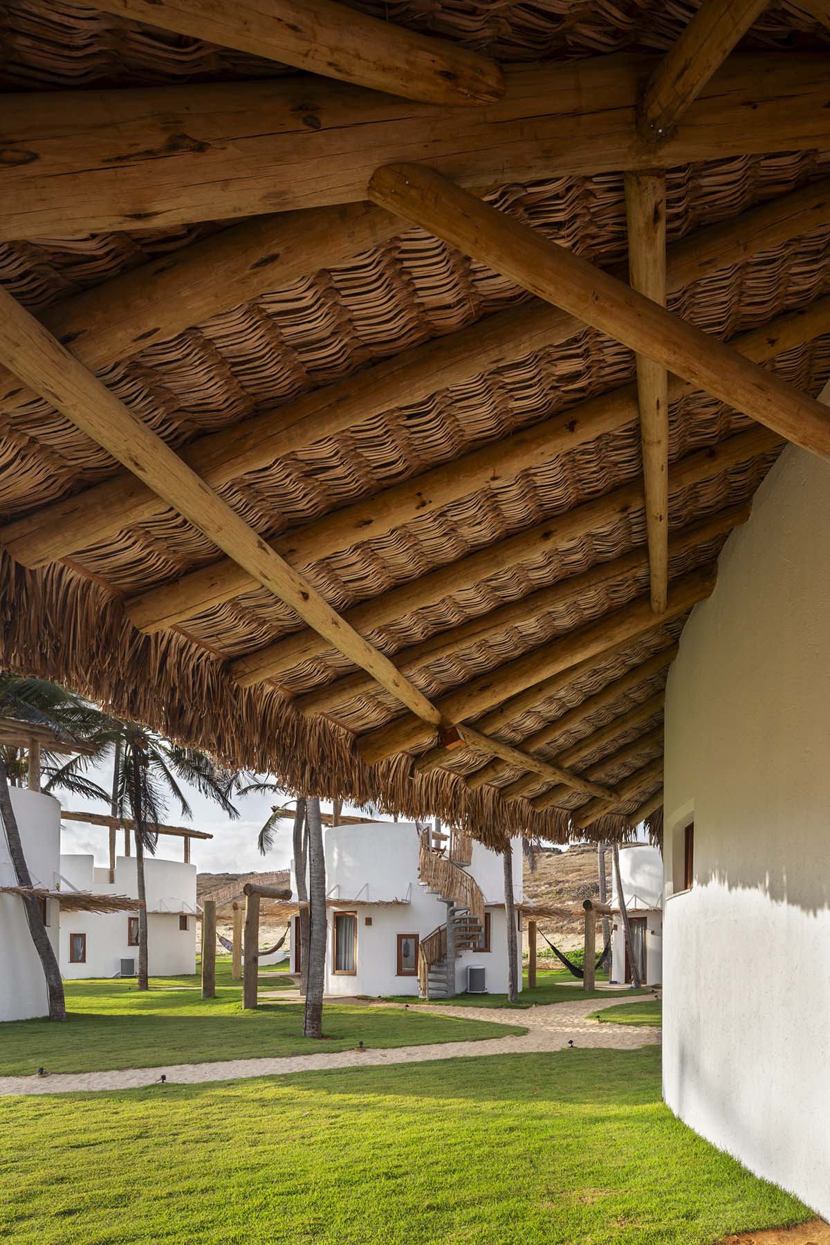 Lins Arquitetos Associados built village comprised of circular chalets overlooking coconut groves 