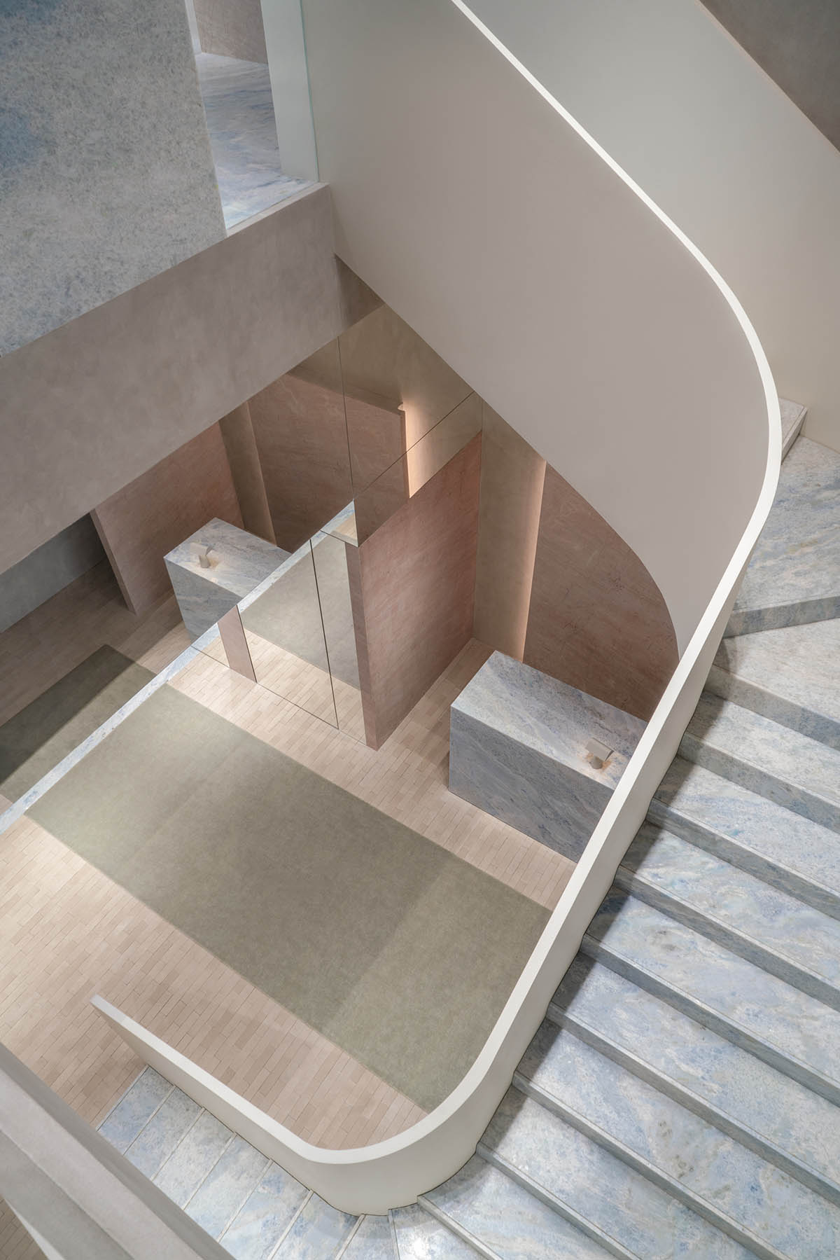 Shanghai store by Sò Studio unfolds surprises through the richness of materials, colors and props 