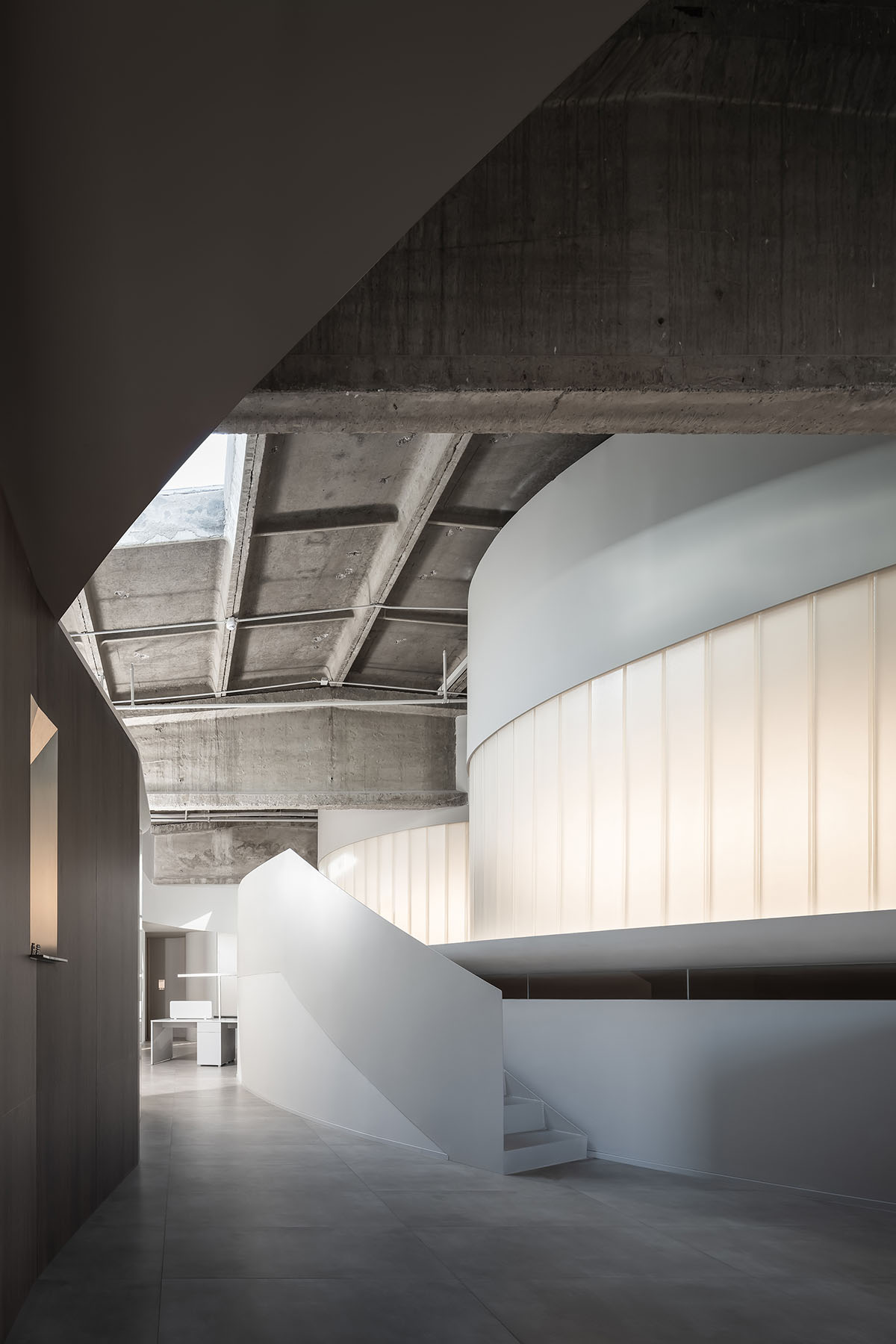 Cun Design completes ROSEMOO Headquarters Office with white linear volume in Beijing