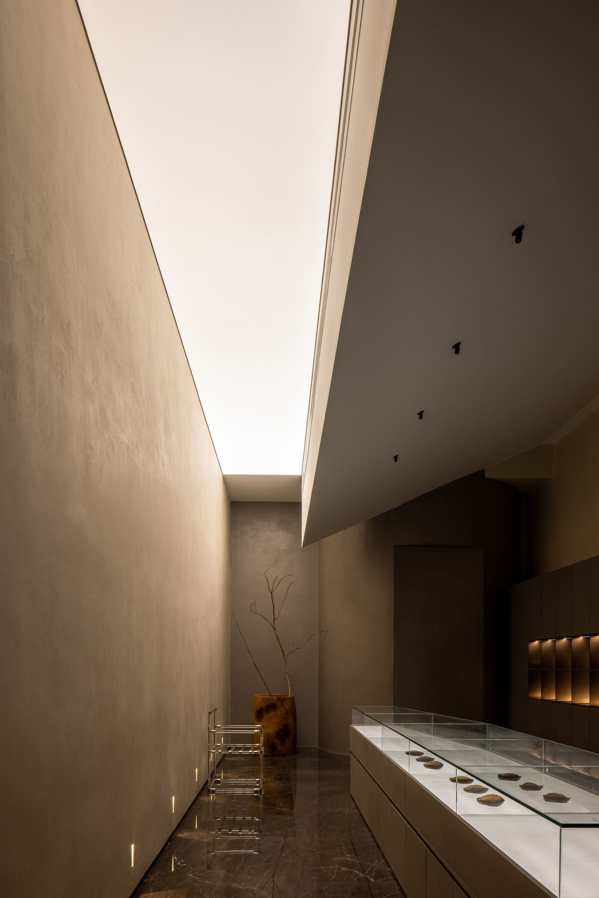 Floating blocks and golden hues form abalone showroom designed by AD ARCHITECTURE 