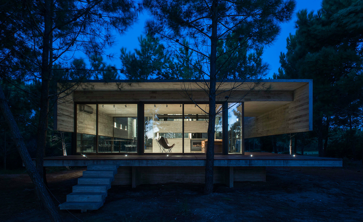 Partially open S+J family house by Luciano Kruk placed in the pine forest of Costa Esmeralda