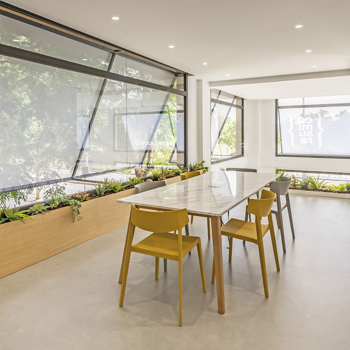 Pablo Muñoz Payá Arquitectos completes Comisura Dental Surgery with bright and colorful interiors