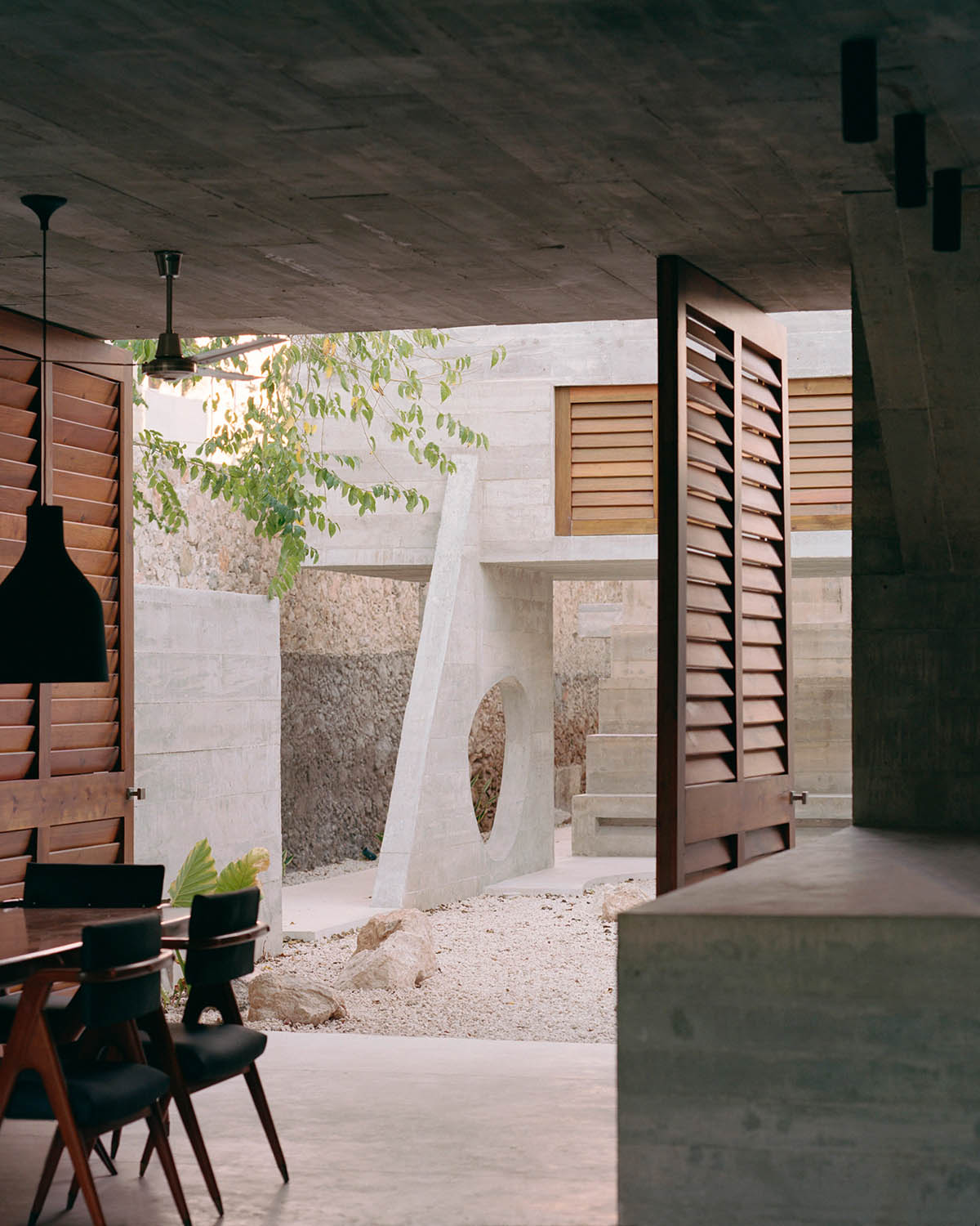 Ludwig Godefroy Architecture designs tropicalized Casa Mérida that references to Mayan antic culture