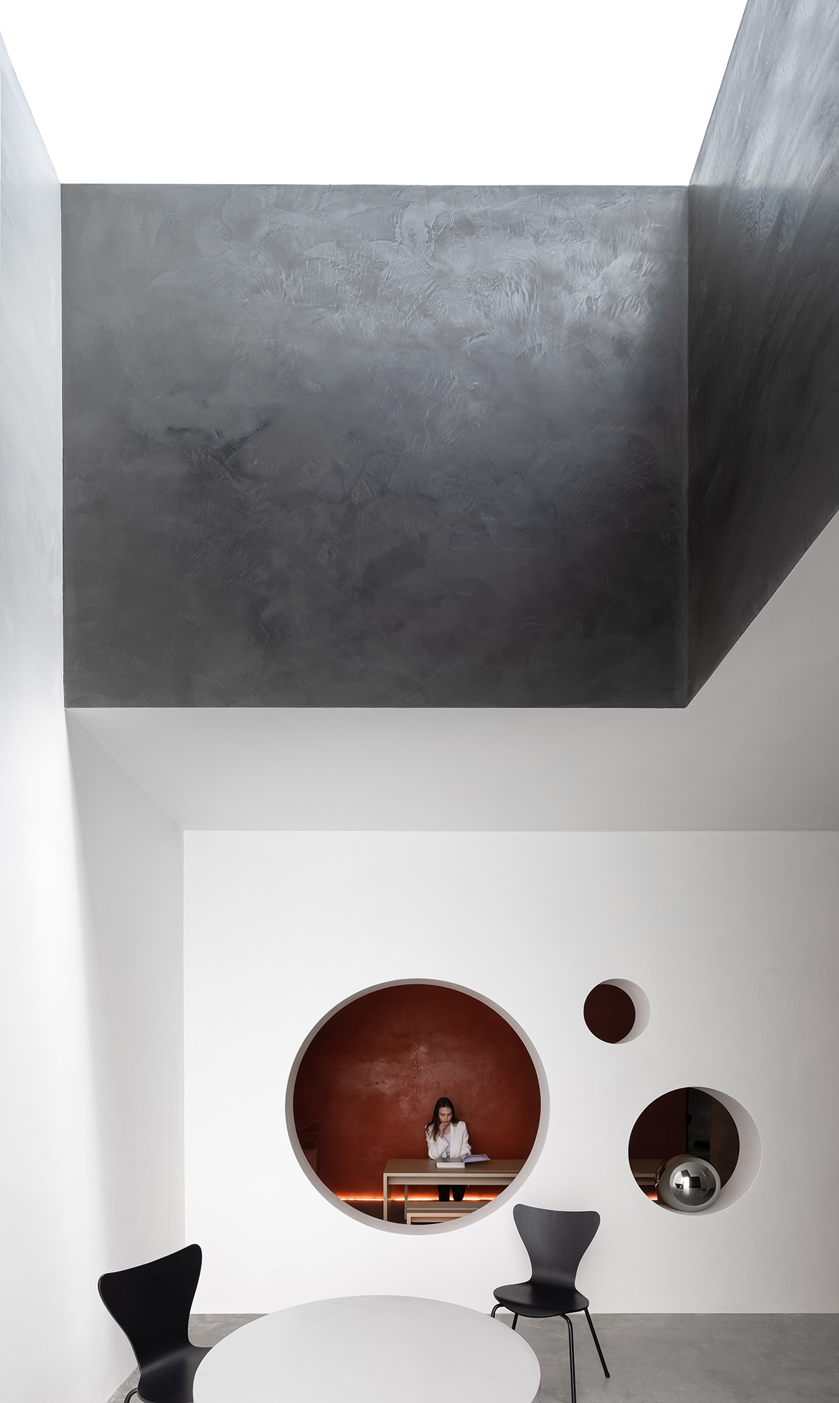 JG Phoenix creates paint-like interiors harmonized with geometric cut-outs for showroom in China