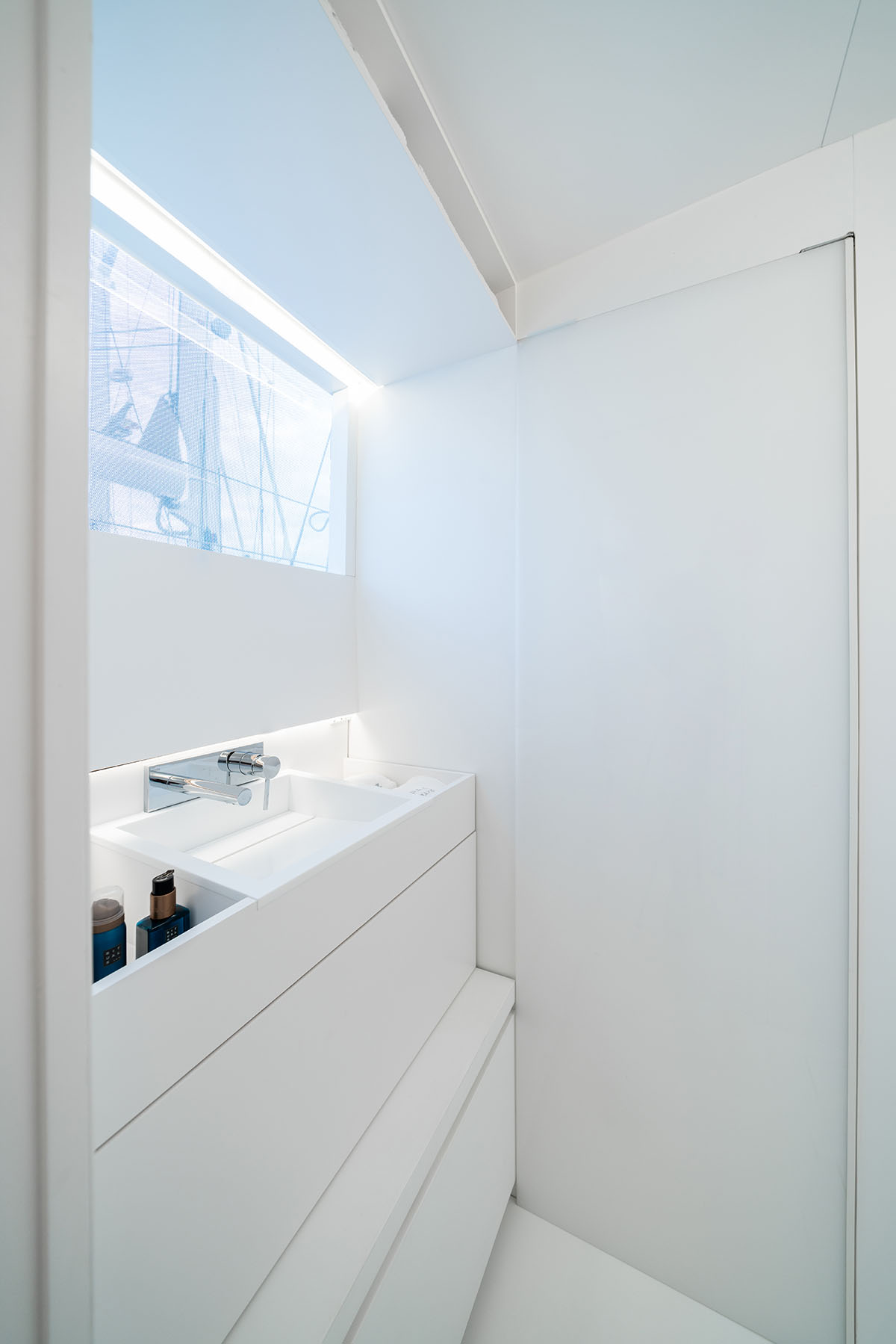 Fran Silvestre Arquitectos redesigns 20-meter long Turkish schooner with a smooth surface