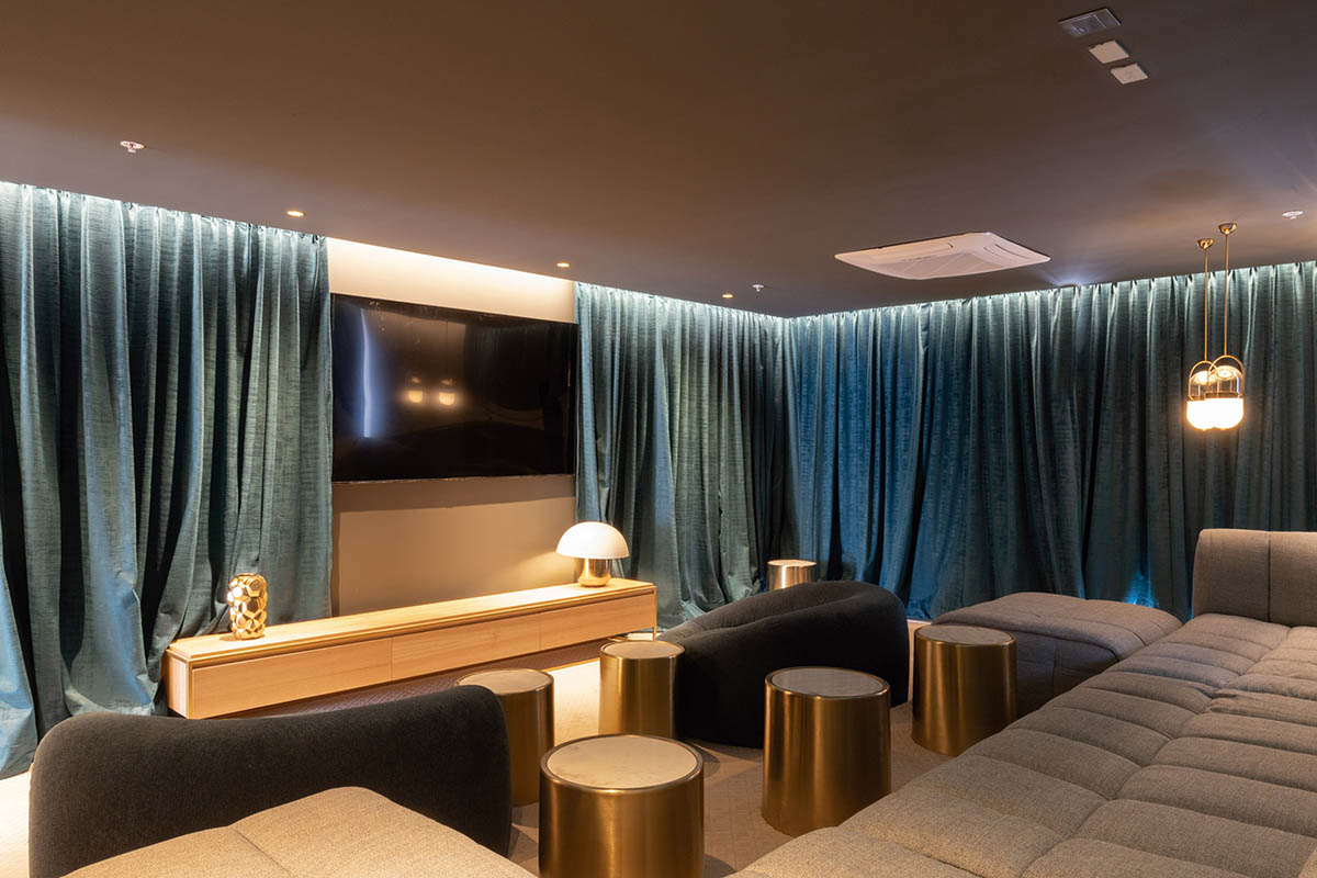 Carlos Zapata completes Unique tower with curved glass skin in Quito