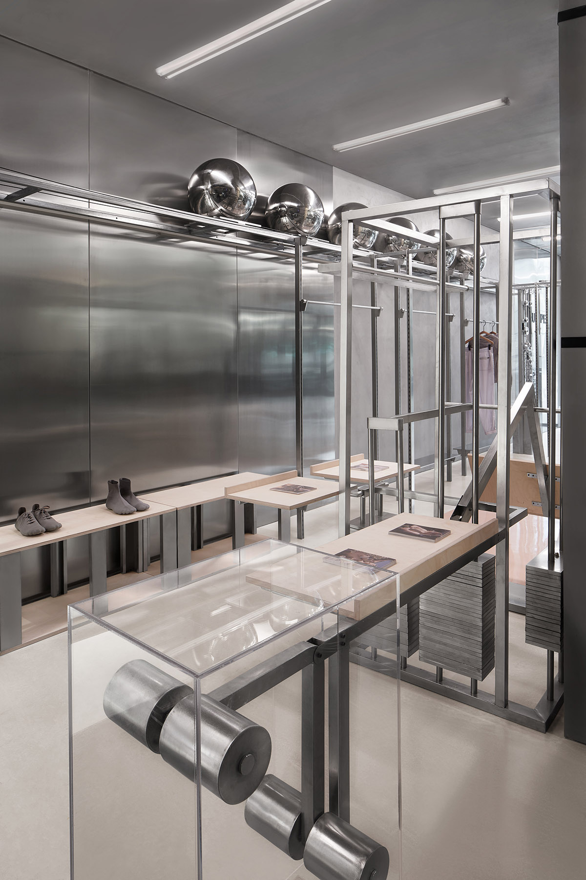 Sò Studio creates metallic interior for showroom in Hangzhou