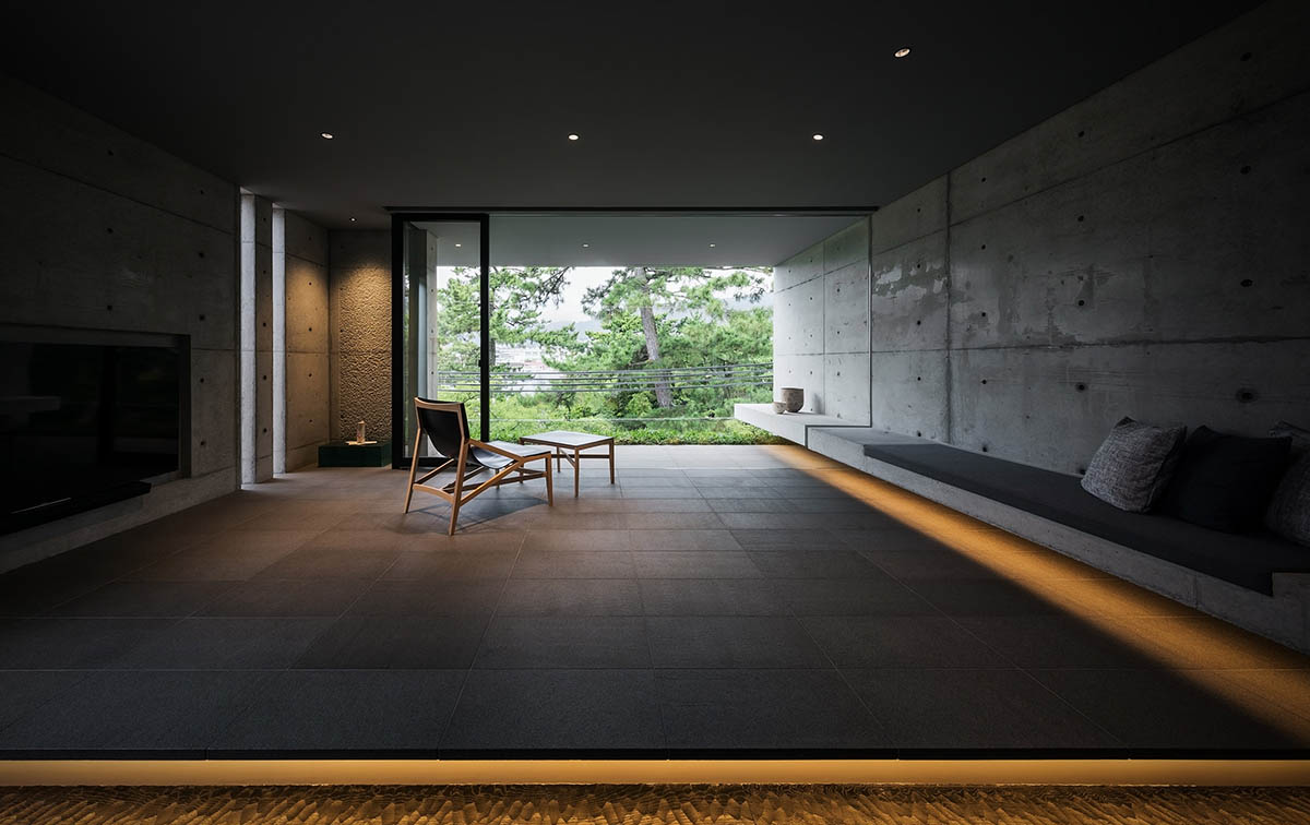 Gosize combines its office and residence on a natural stone base in Japan