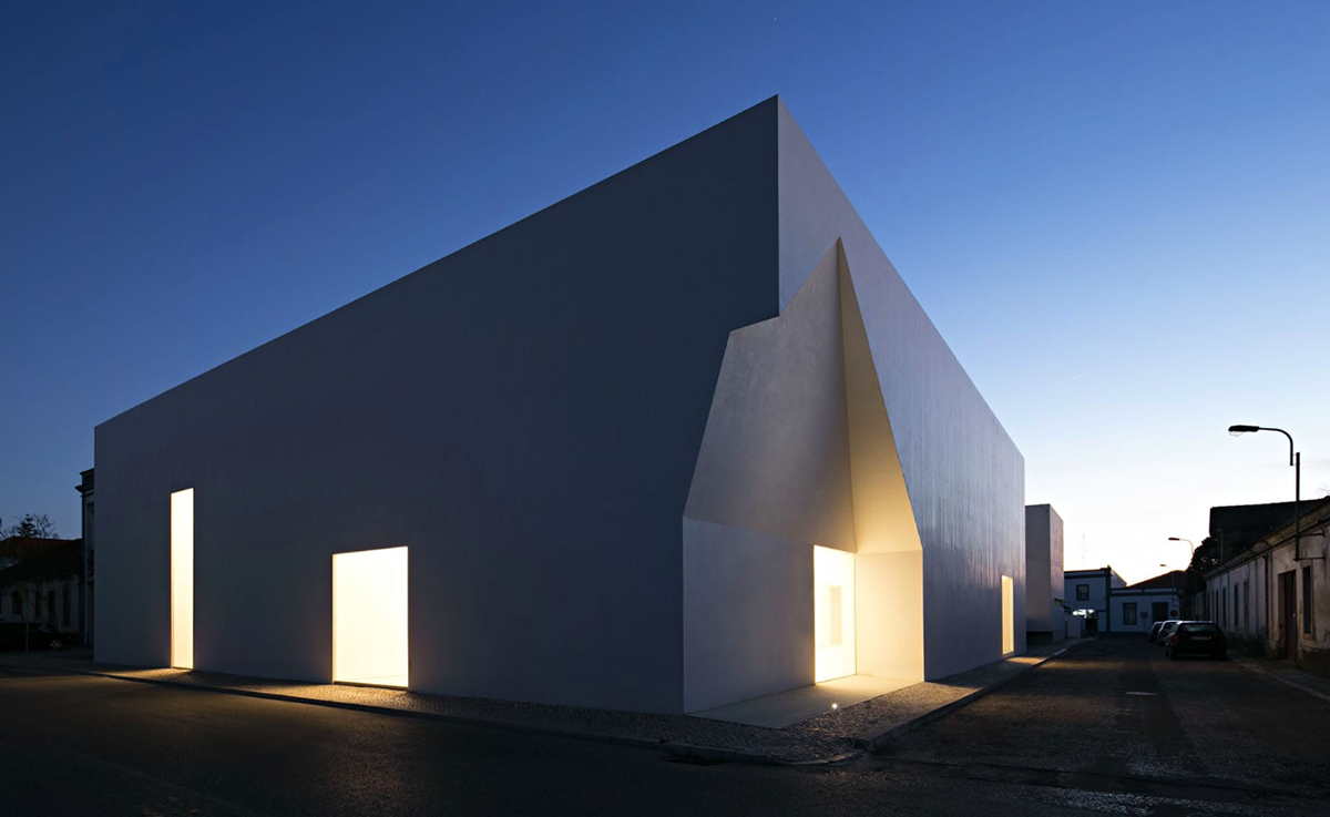 Aires Mateus carves out new meeting centre in Portugal irregularly to create openings