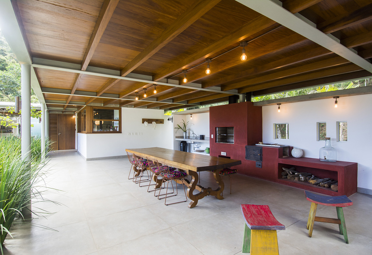 Only eight points support this linear spaceship-looking volume in the hills of Rio de Janeiro