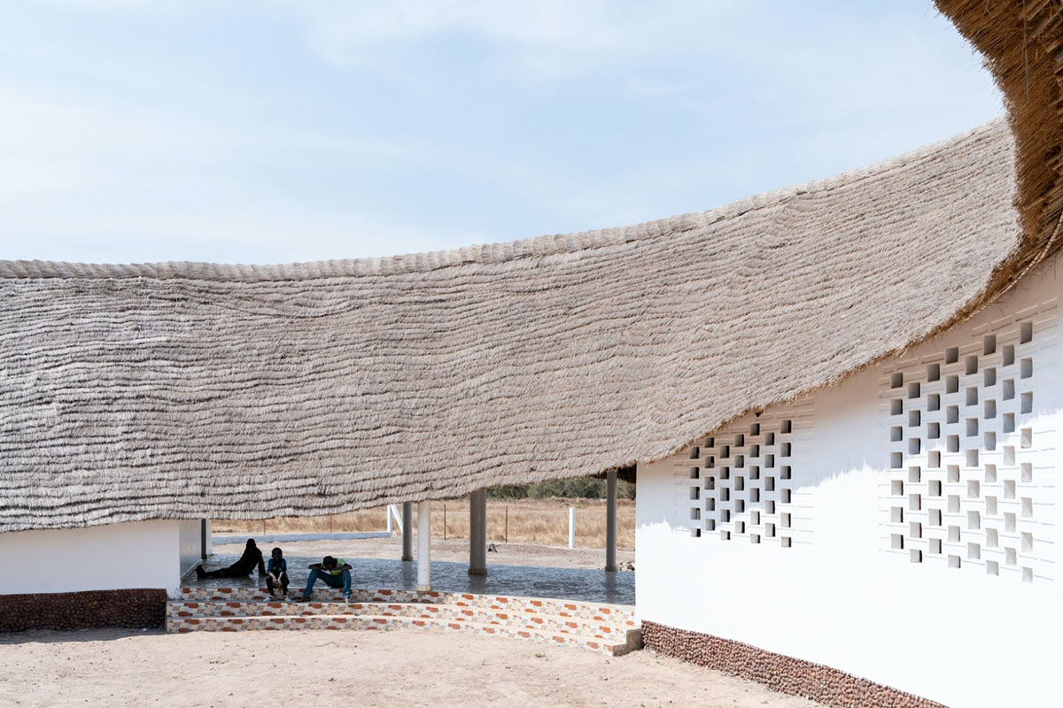 Toshiko Mori built Fass School and Teachers’ Residence featuring wavy thatched roof in remote Senegal