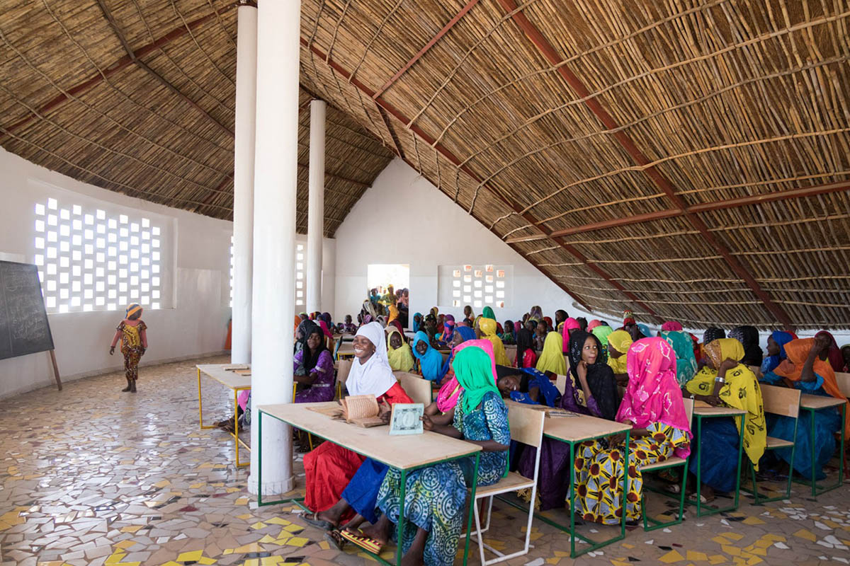 Toshiko Mori built Fass School and Teachers’ Residence featuring wavy thatched roof in remote Senegal