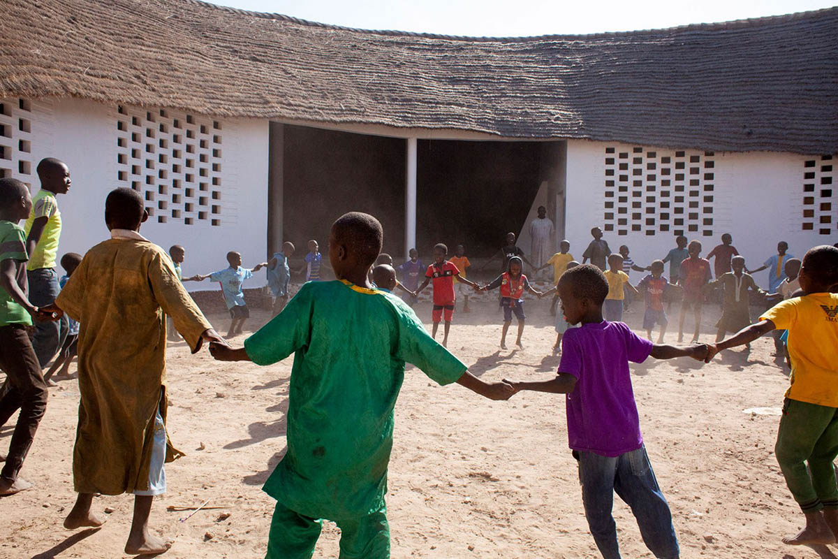 Toshiko Mori built Fass School and Teachers’ Residence featuring wavy thatched roof in remote Senegal