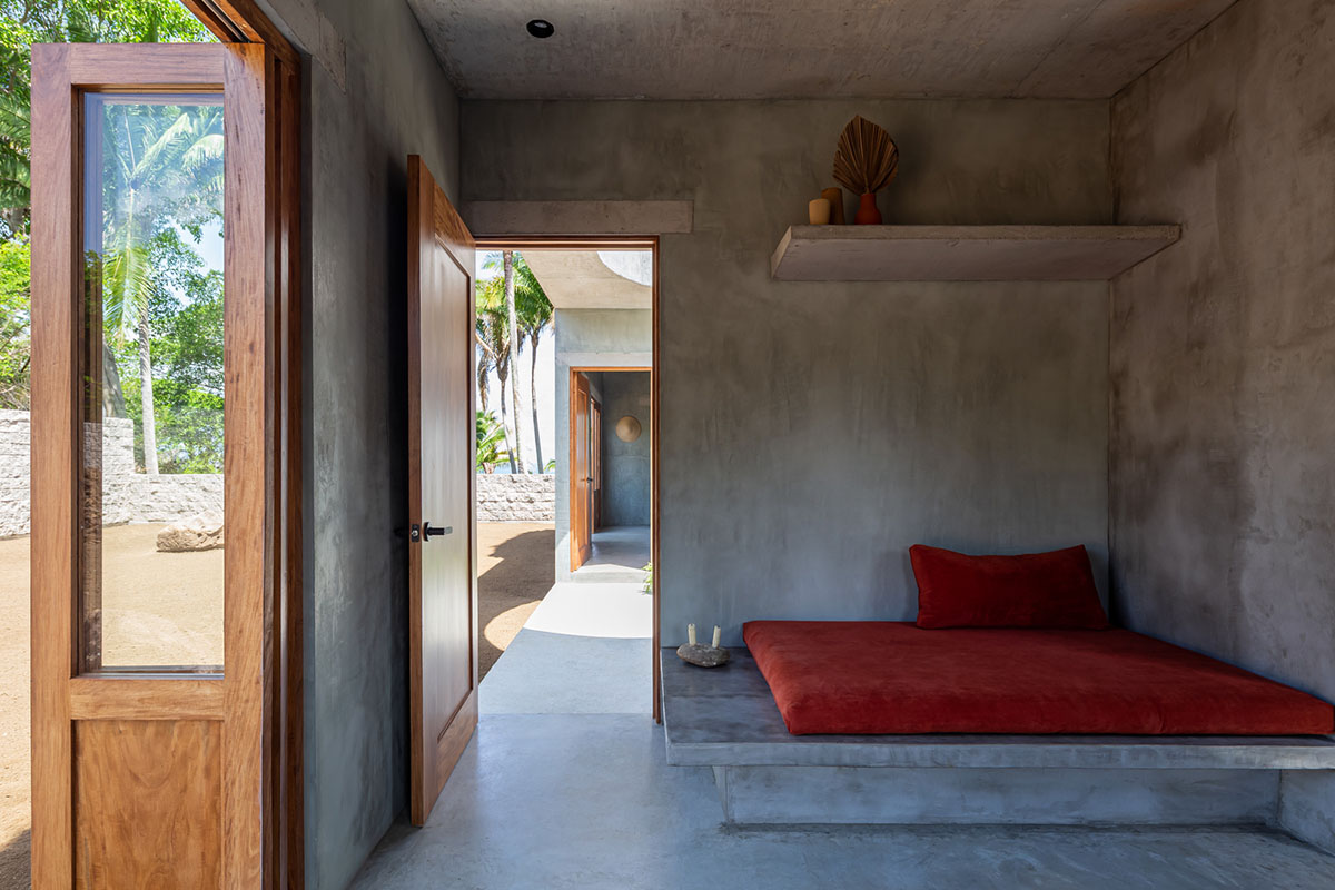 PALMA's small bungalow combines two functions with thatched roofs and a central patio in Mexico