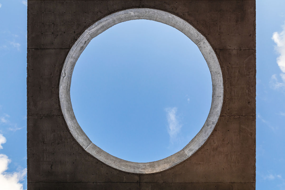 PALMA's small bungalow combines two functions with thatched roofs and a central patio in Mexico