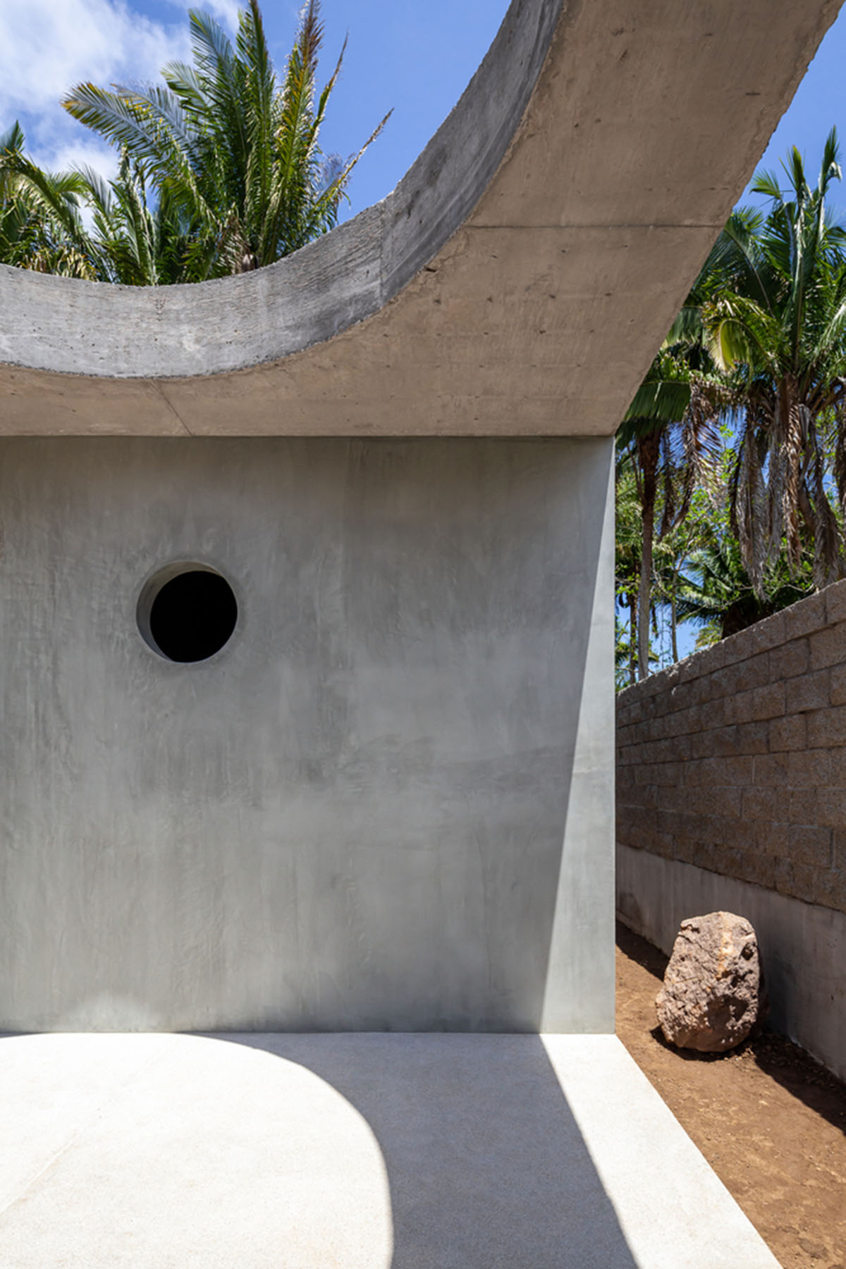 PALMA's small bungalow combines two functions with thatched roofs and a central patio in Mexico