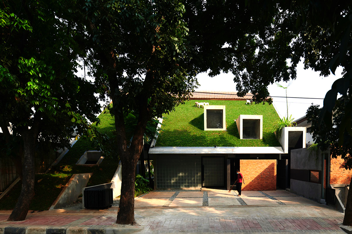 RAD+ar redesigns old vernacular building with tropical architecture as its main office in Jakarta