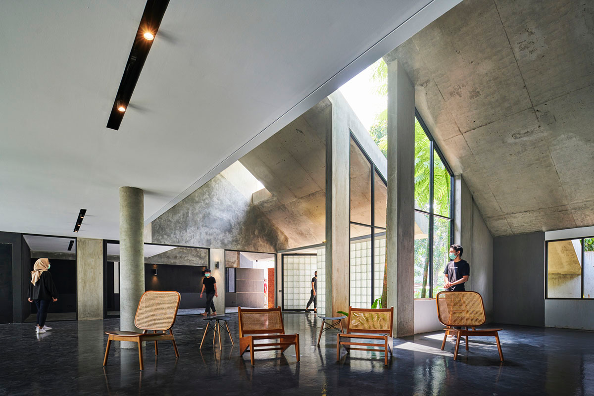 RAD+ar redesigns old vernacular building with tropical architecture as its main office in Jakarta