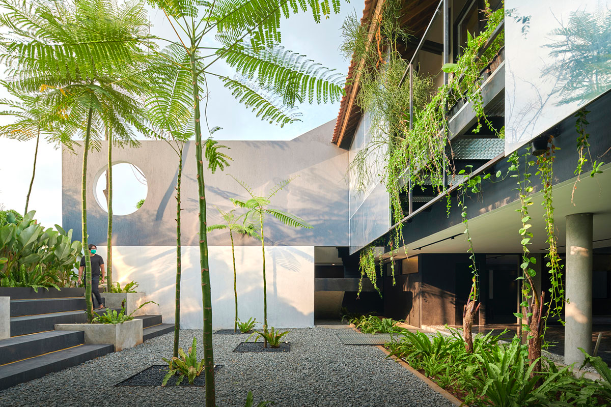 RAD+ar redesigns old vernacular building with tropical architecture as its main office in Jakarta