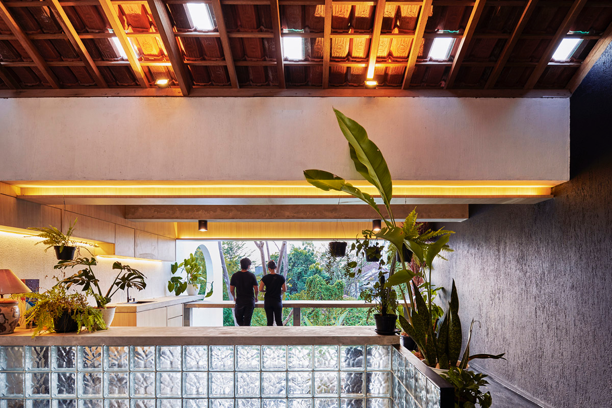 RAD+ar redesigns old vernacular building with tropical architecture as its main office in Jakarta
