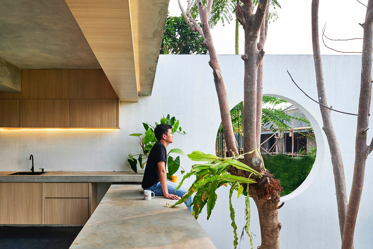 RAD+ar redesigns old vernacular building with tropical architecture as its main office in Jakarta