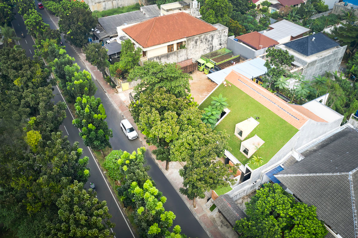 RAD+ar redesigns old vernacular building with tropical architecture as its main office in Jakarta