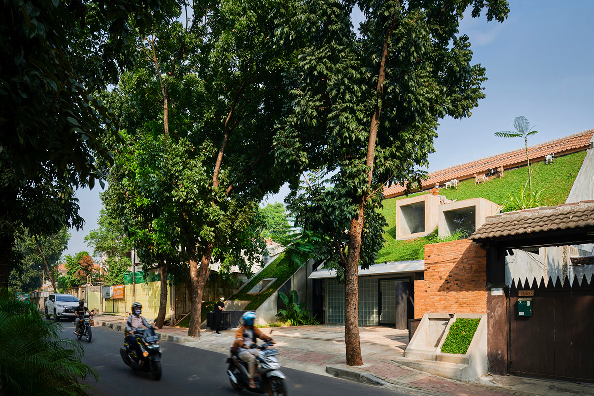 RAD+ar redesigns old vernacular building with tropical architecture as its main office in Jakarta