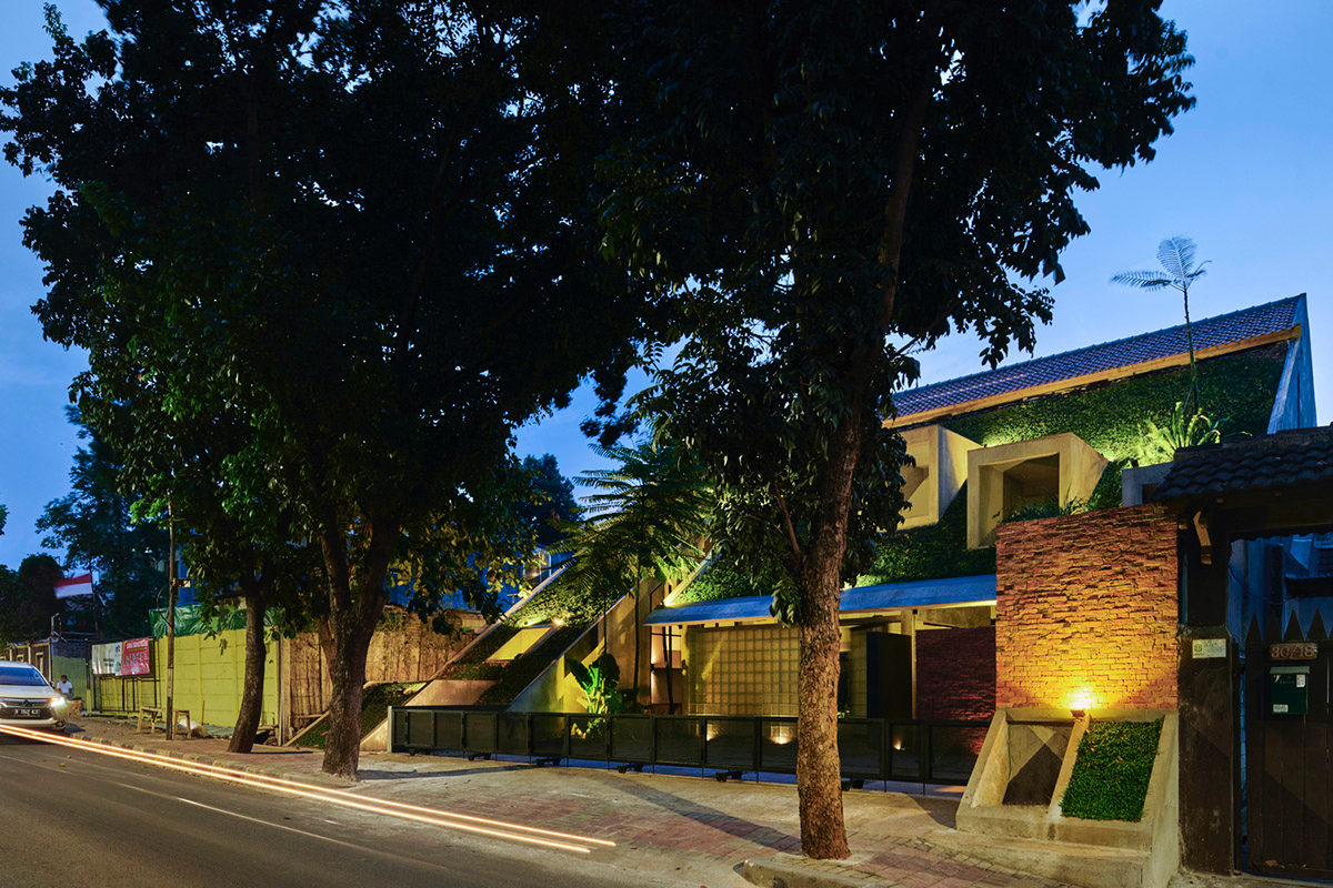 RAD+ar redesigns old vernacular building with tropical architecture as its main office in Jakarta