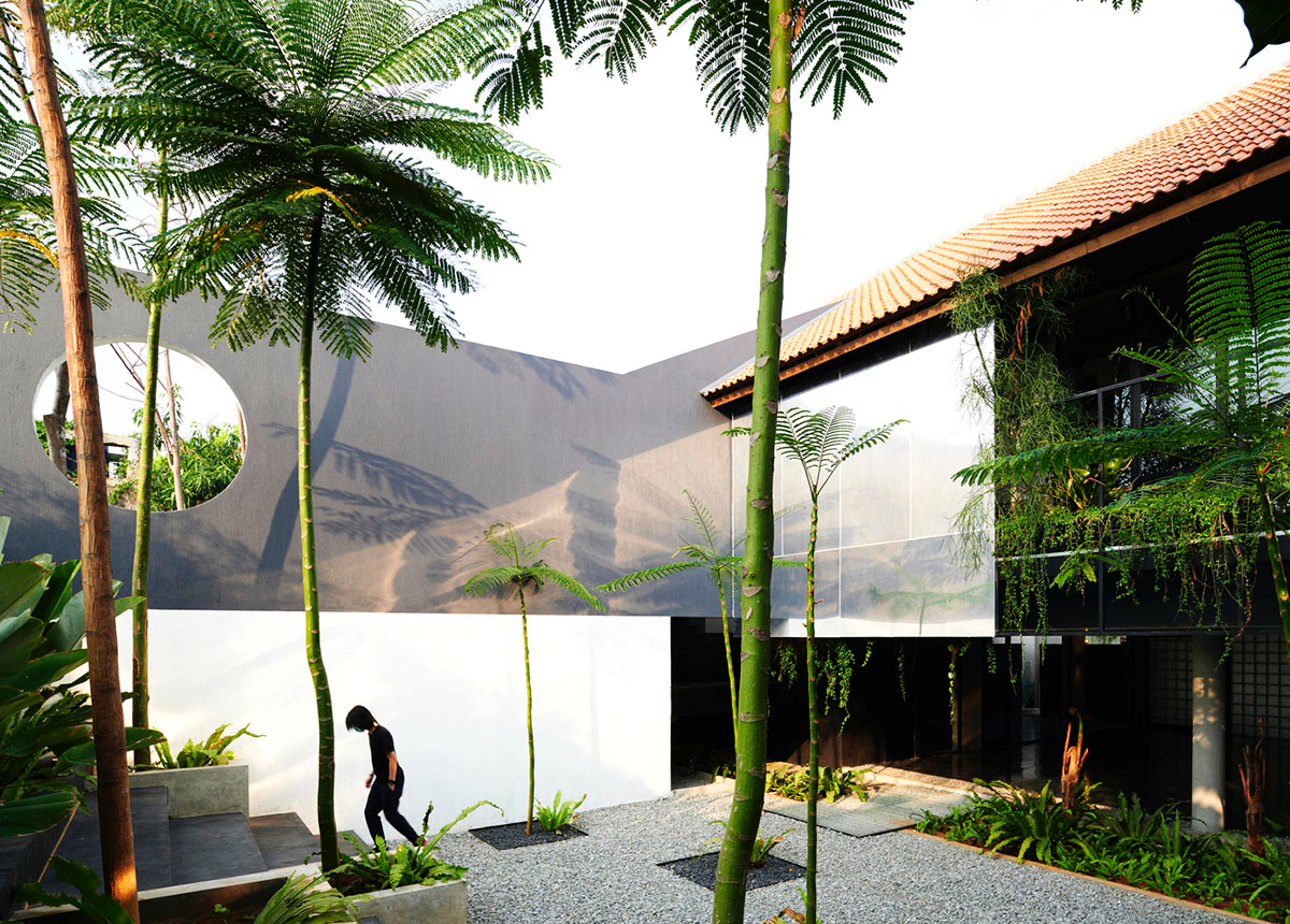 RAD+ar redesigns old vernacular building with tropical architecture as its main office in Jakarta