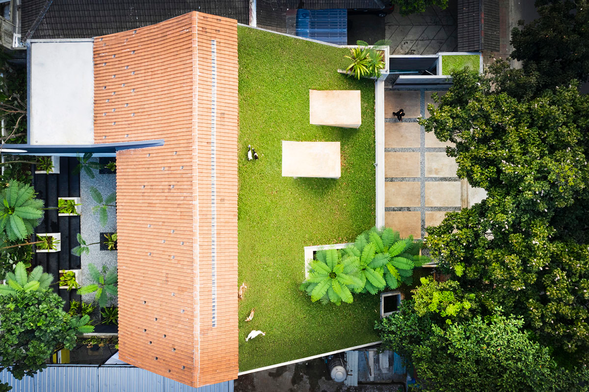 RAD+ar redesigns old vernacular building with tropical architecture as its main office in Jakarta